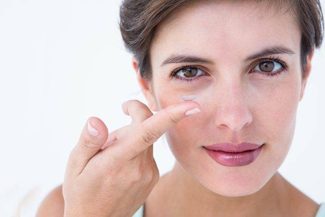 Woman-Putting-in-Contact-1280x853-640x427